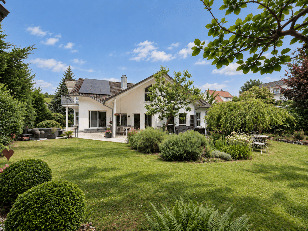 Architektur, Licht und Privatsphäre – großzügiges Wohnen mit Einliegerwohnung in Mundelsheim, 74395 Mundelsheim