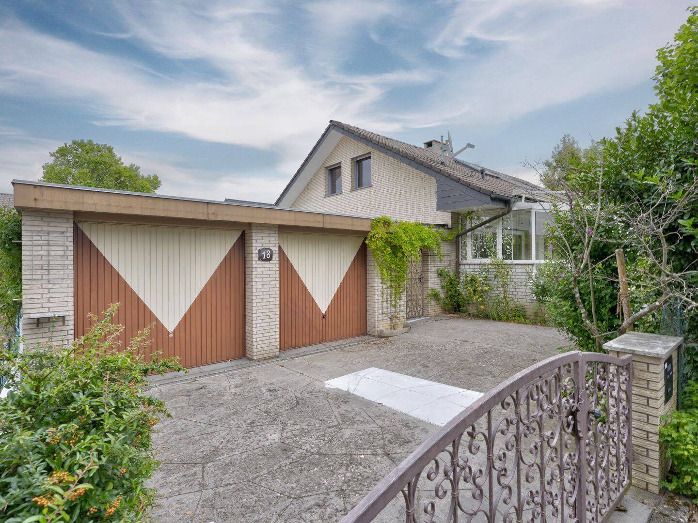 Großzügiges Klinkerhaus mit Hallenbad und Sauna, 79588 Efringen-Kirchen