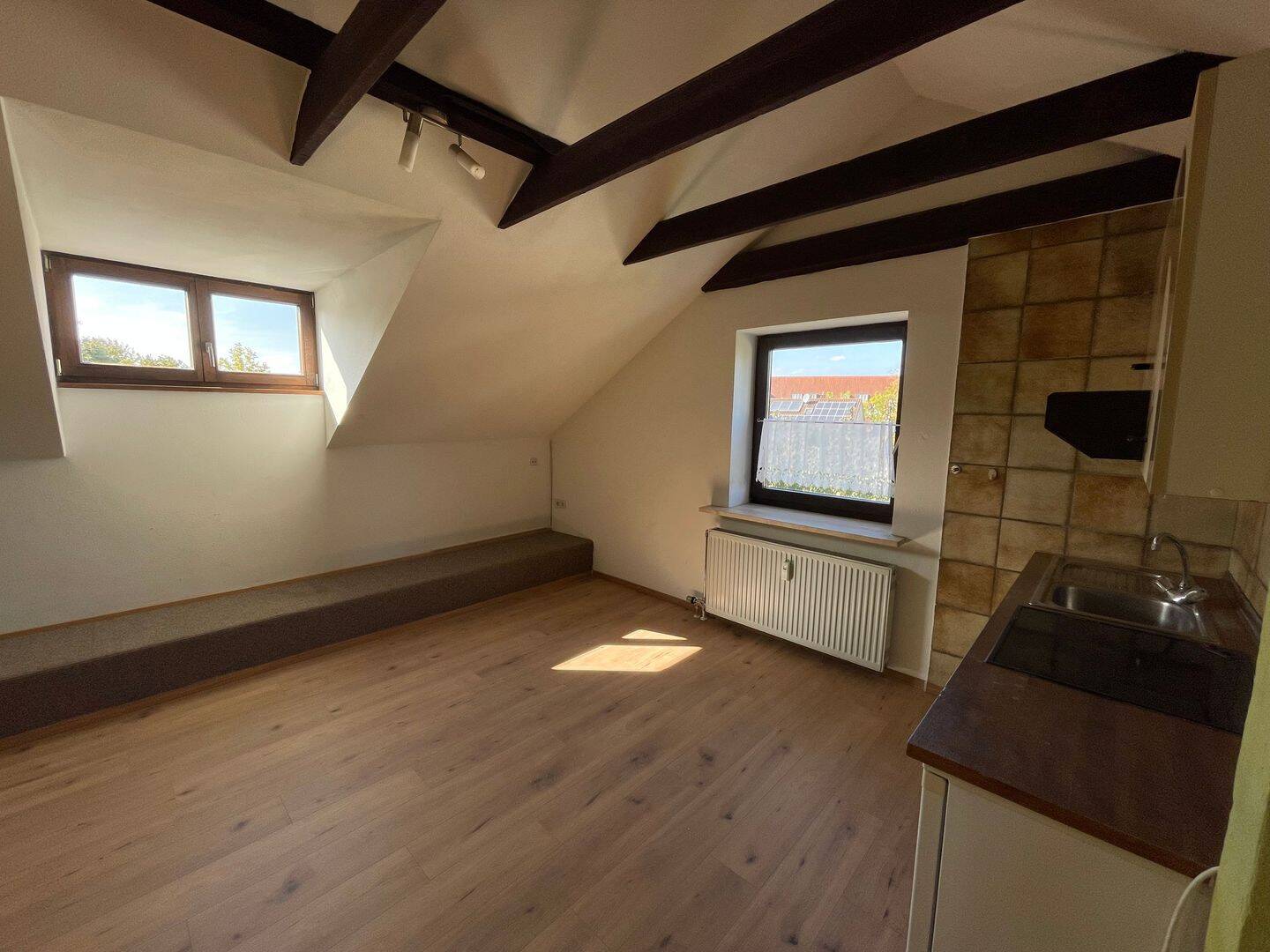 Gemütliche Dachgeschosswohnung mit EBK, 93055 Regensburg (Brandlberg-Keilberg Burgweinting-Harting Innenstadt Ostenviertel Schwabelweis)