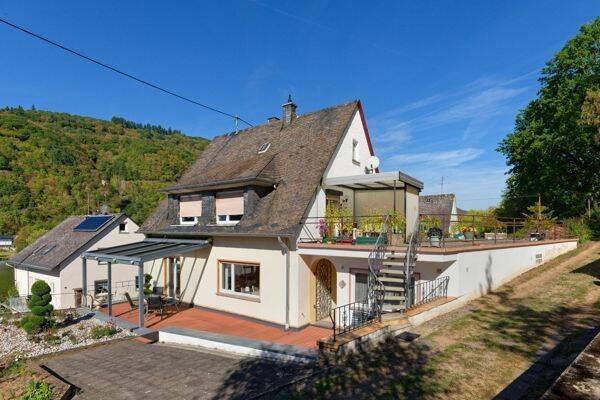 Traumblick inklusive: Einfamilienhaus mit Einliegerwohnung und Moselblick in Bullay, 56859 Bullay
