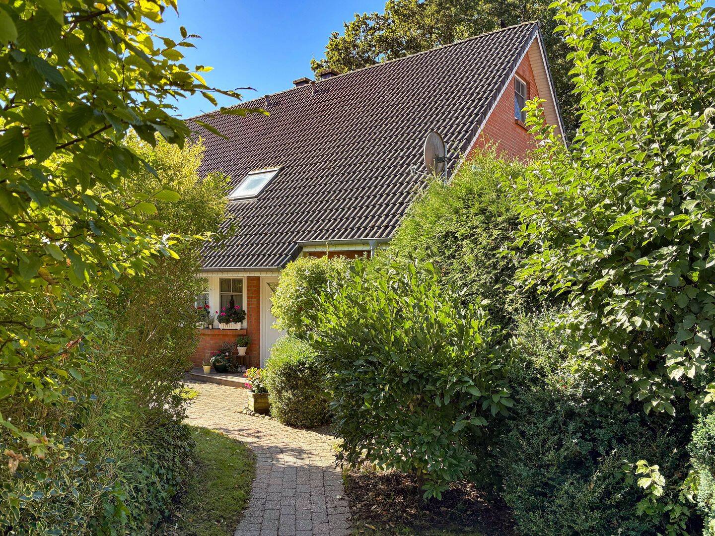 Schlei: Zum Einzug bereit – sehr gepflegte Doppelhaushälfte, Kamin, Terrasse, Garten und Carport, 24857 Fahrdorf