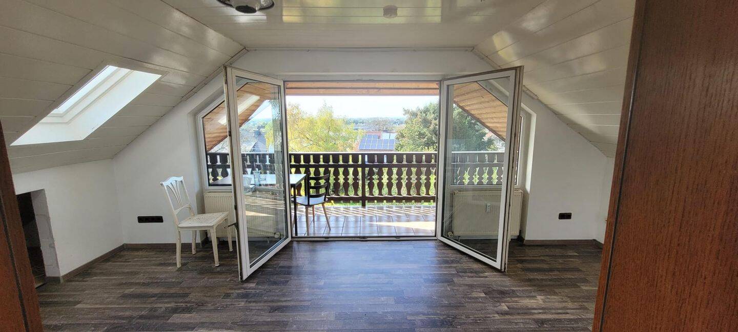 2,5-Zimmer-Dachgeschosswohnung mit Balkon & Weitblick in Alsbach-Hähnlein, 64665 Alsbach-Hähnlein