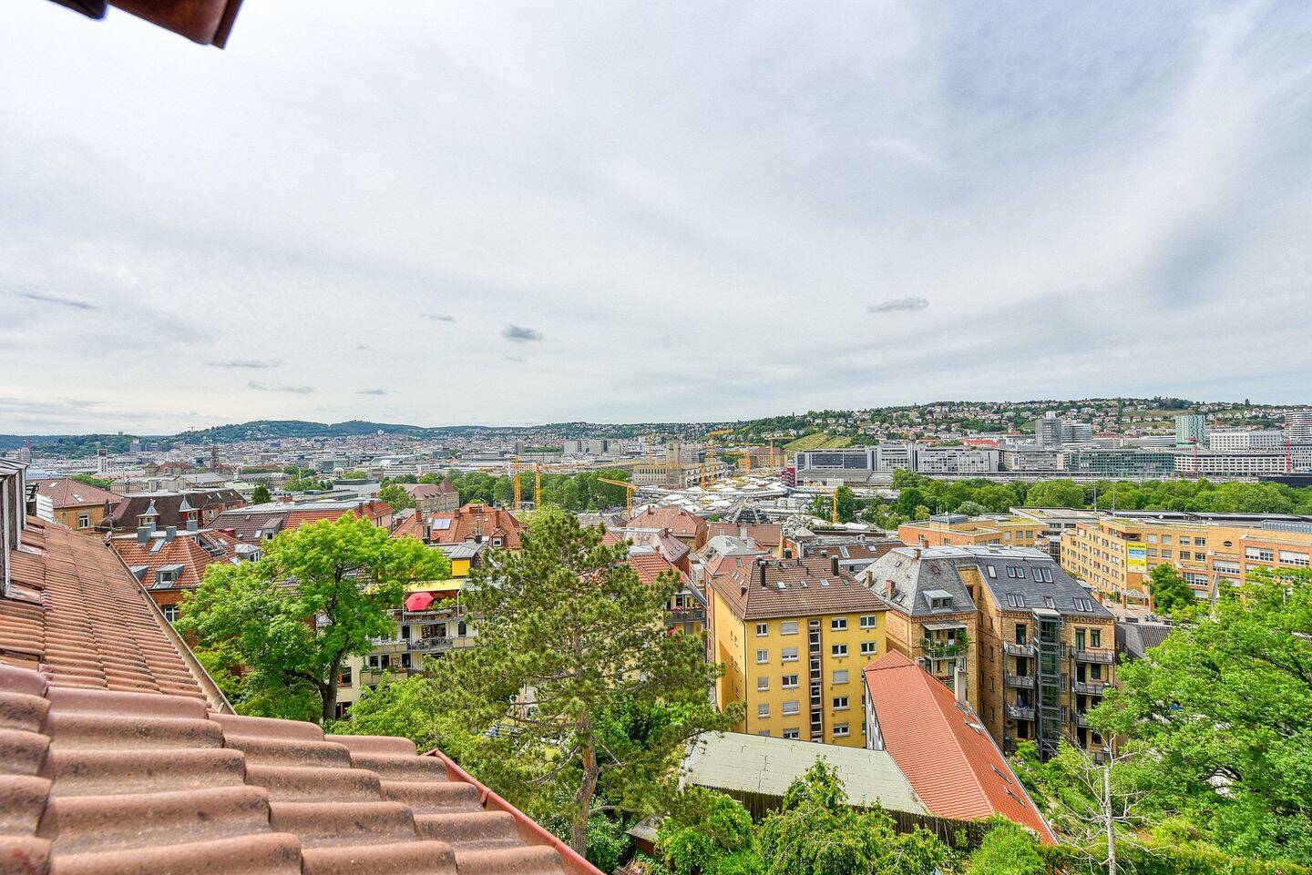 +++ Nahe Kerner-/Schützenplatz – gemütlich im Dachgeschoss mit Fernblick – inklusive Einbauküche +++, 70190 Stuttgart (Mitte Ost)