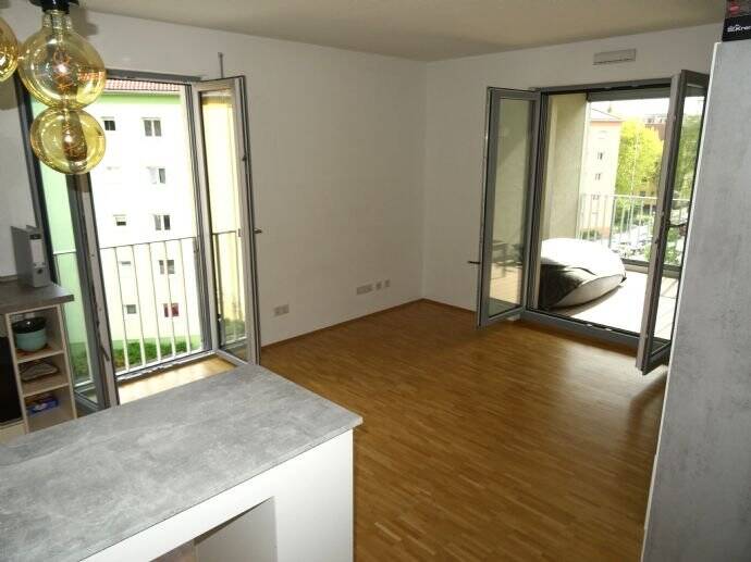 Lichtdurchflutete Wohnung mit flexiblen Verglasungsbalkon, 90763 Fürth (Südstadt Weikershof)