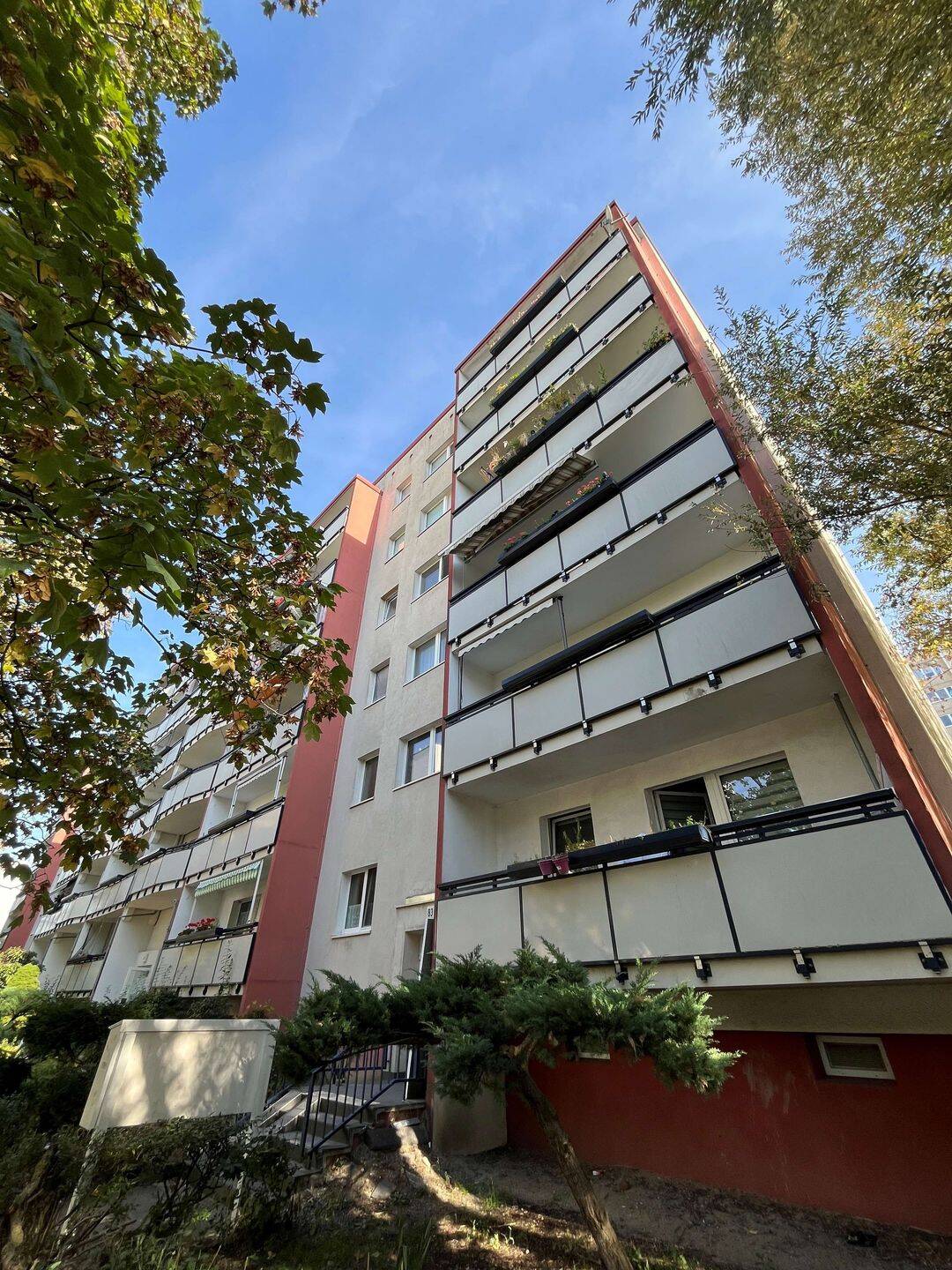 Ihr gemütliches Zuhause: 1-Zimmer-Wohnung mit Einbauküche und saniertem Bad!, 12687 Berlin (Marzahn-Hellersdorf Marzahn)