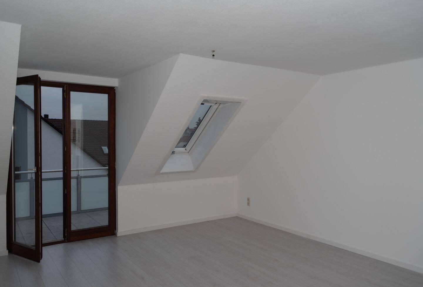 Sonnige 2,5 Zimmer Dachgeschoß Wohnung, 71106 Magstadt