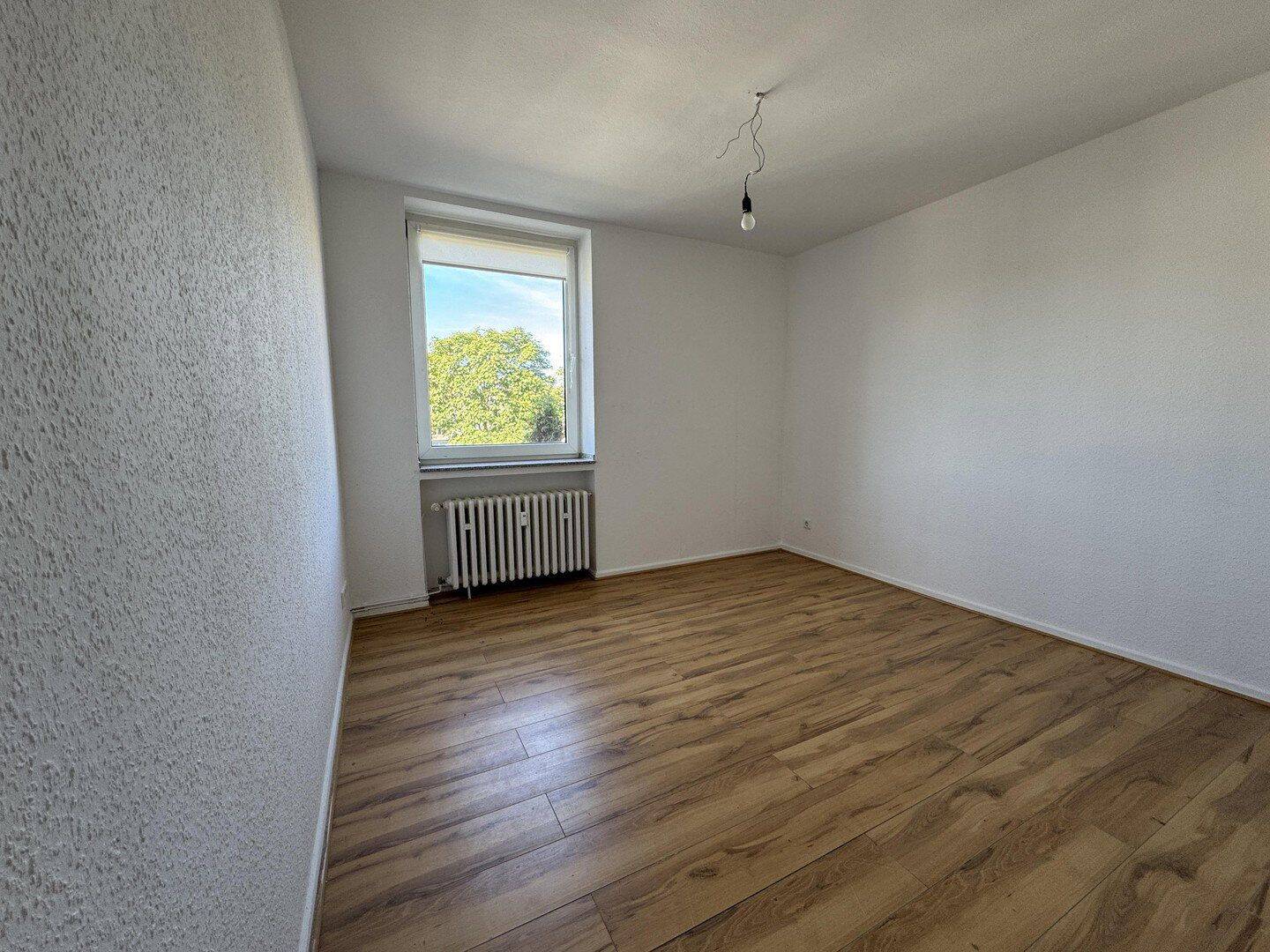 2 Zimmer mit Loggia, frei ab sofort, 46047 Oberhausen