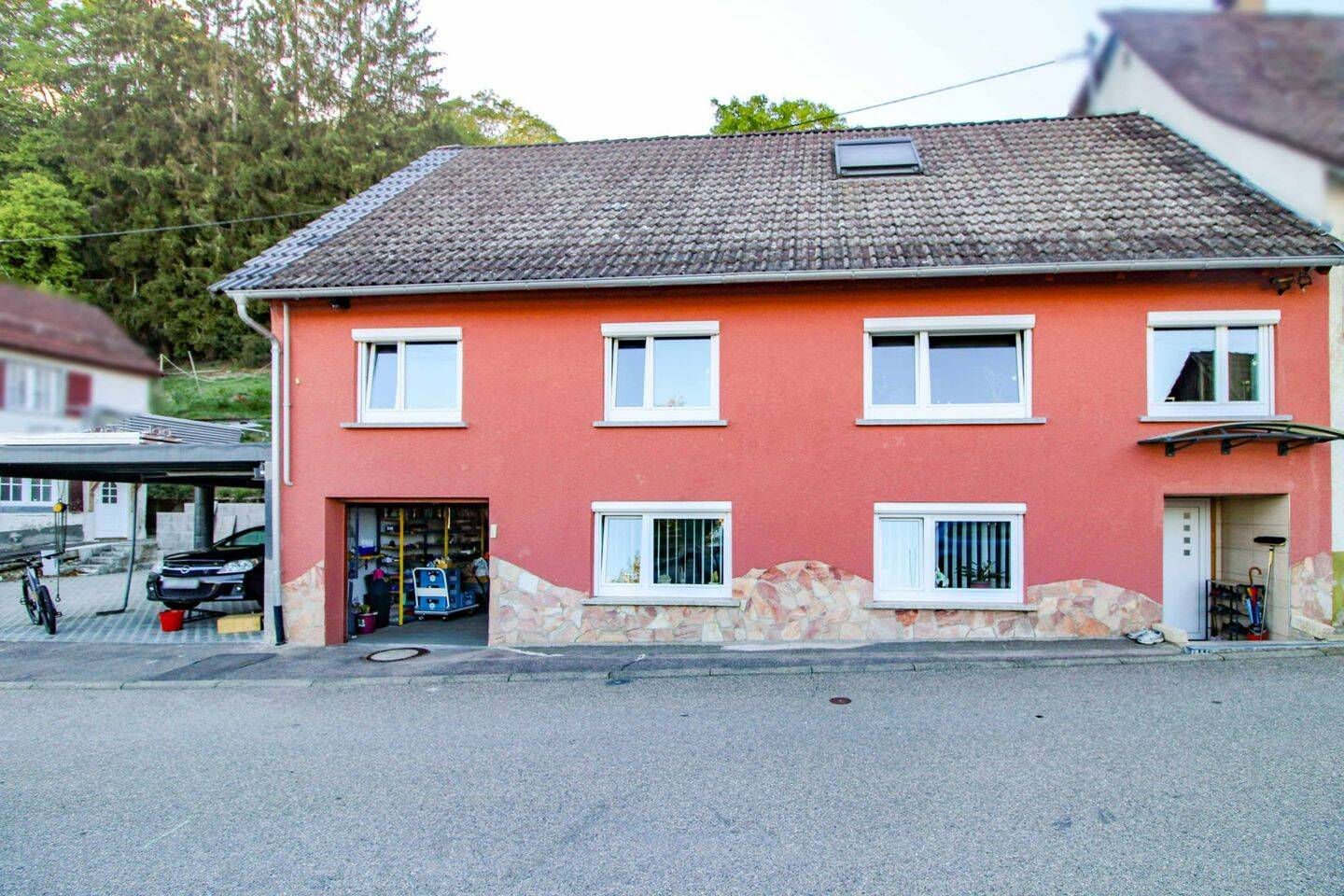 Ihr neues Zuhause: Sanierte Doppelhaushälfte mit Garage, Carport und Nebengebäude in Aulfingen, 78187 Geisingen