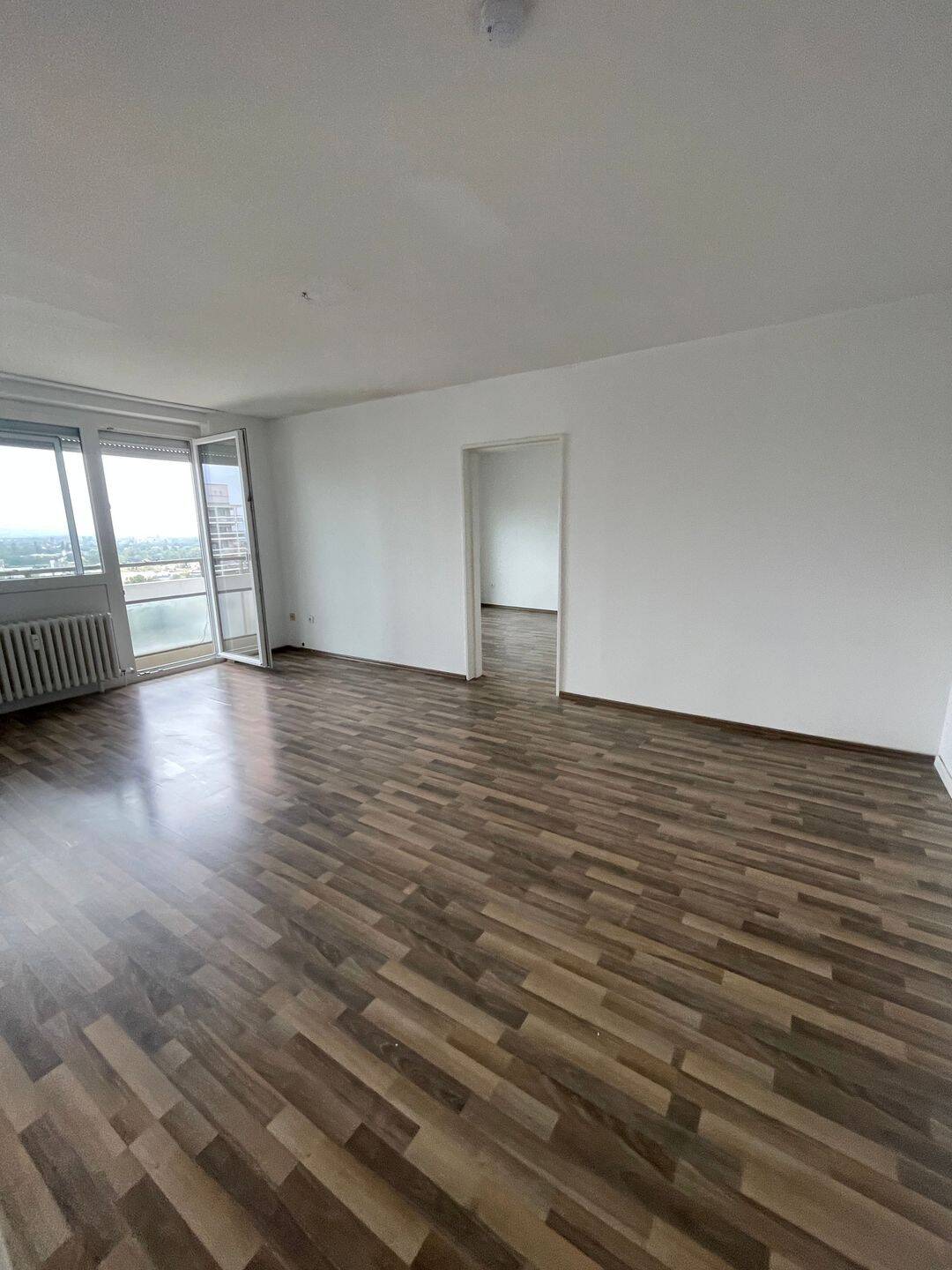 Ihr neues Zuhause im 20. OG: Gepflegte 4 Zimmer Wohnung mit Balkon über zwei Seiten, 67063 Ludwigshafen am Rhein (Friesenheim/Nord)
