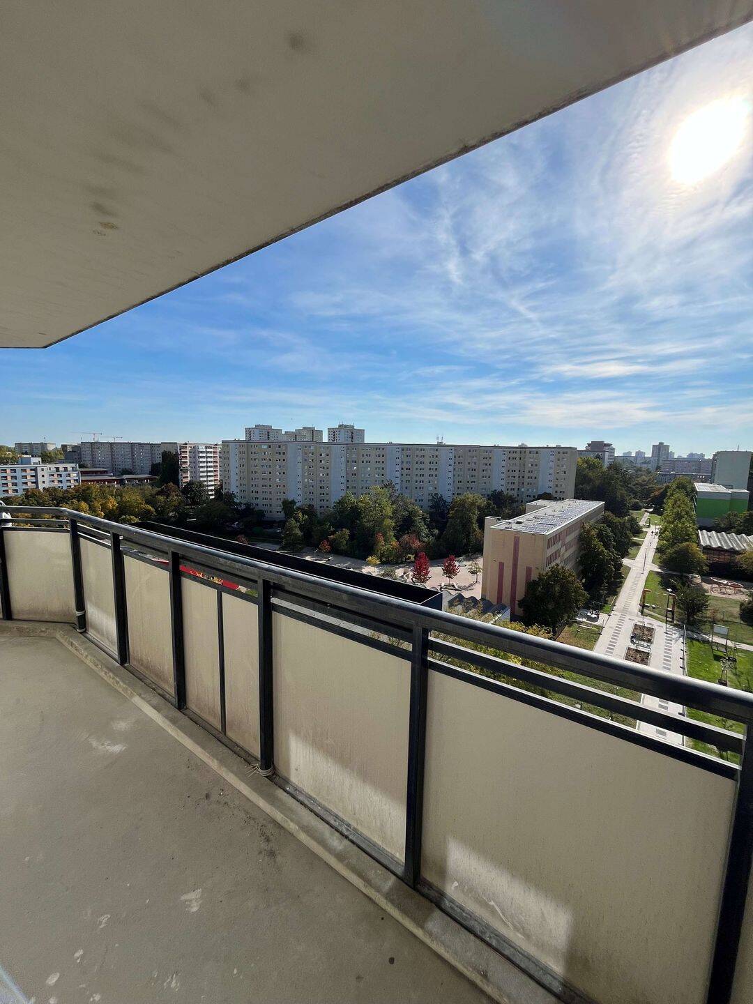 Top sanierte Dachgeschoss Wohnung mit Einbauküche und Balkon!, 12687 Berlin (Marzahn-Hellersdorf Marzahn)