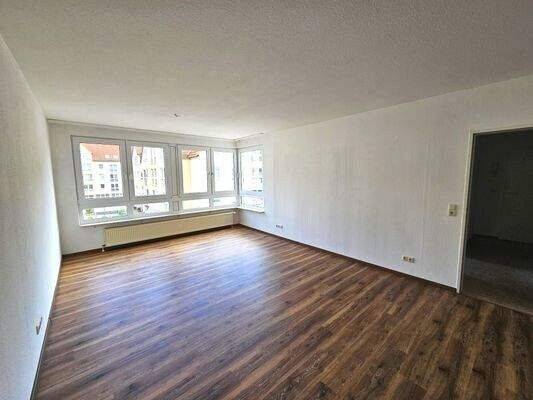 großzügige helle 2-Zimmer-Wohnung mit Erker, TG-Stellplatz und Dachbodenkammer, 17192 Waren (Müritz)