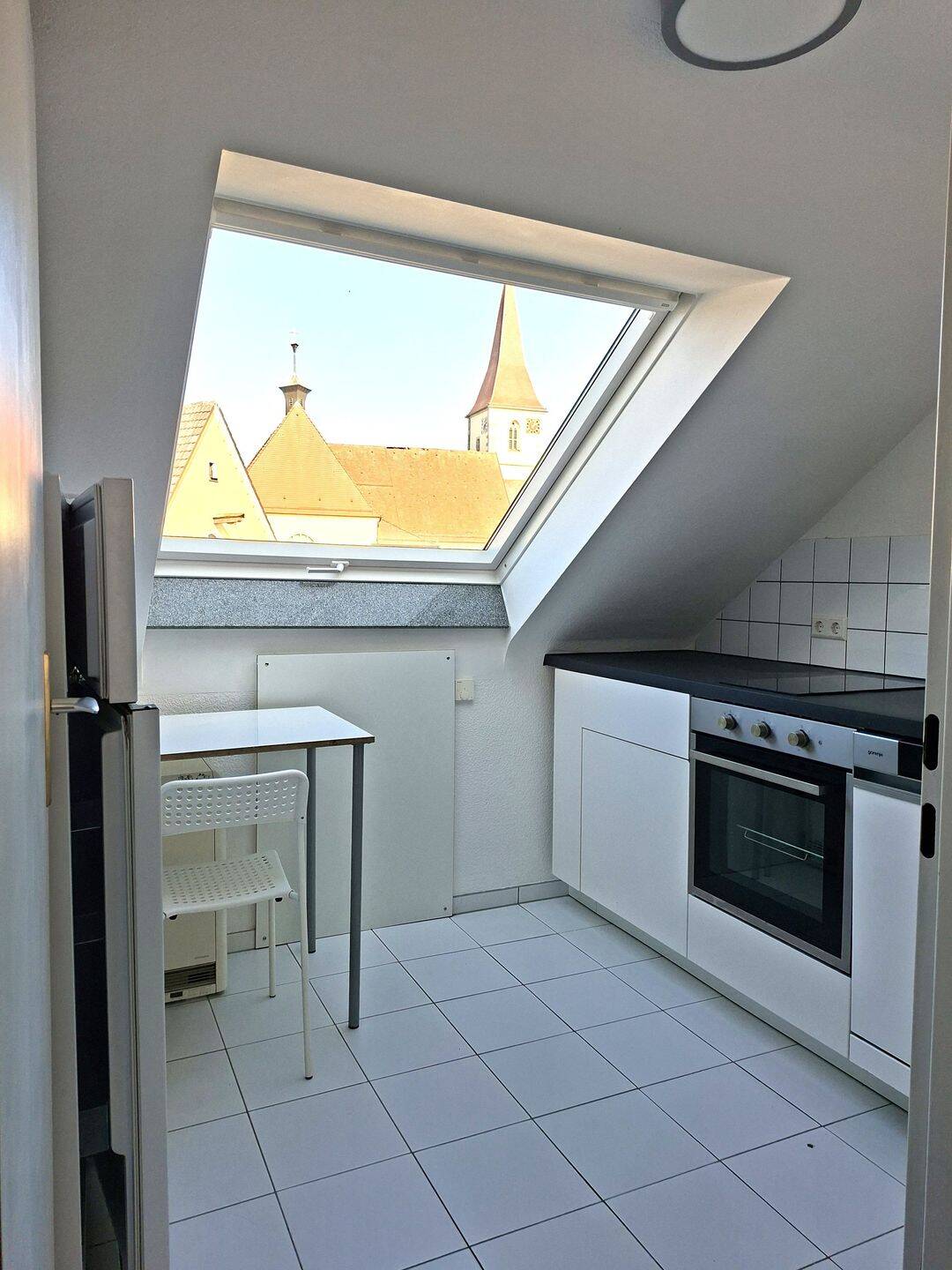 Gemütliche 2-Zimmer-Dachgeschosswohnung mit Einbauküche in zentraler Lage von Hüttlingen, 73460 Hüttlingen