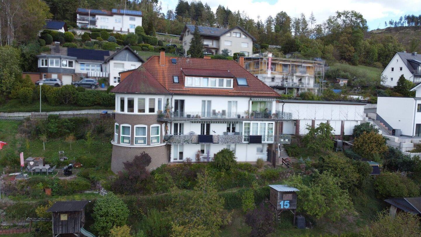 Atemberaubender Ausblick trifft auf gepflegtes Wohnen – Traumhafte Eigentumswohnung in Bad Berleburg-Schwarzenau, 57319 Bad Berleburg