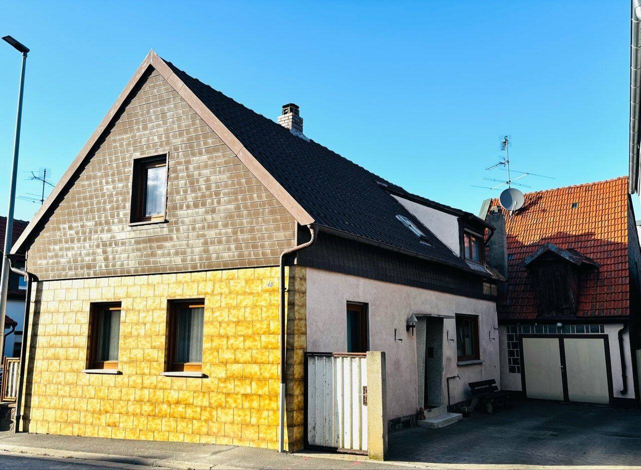 Preisgünstiges Haus mit Garage und Hof in zentraler Lage, 3 Zimmer, Küche, Esszimmer, Bad, Wohnfl. ca. 90m², Grund 170m²!, 97522 Sand a. Main