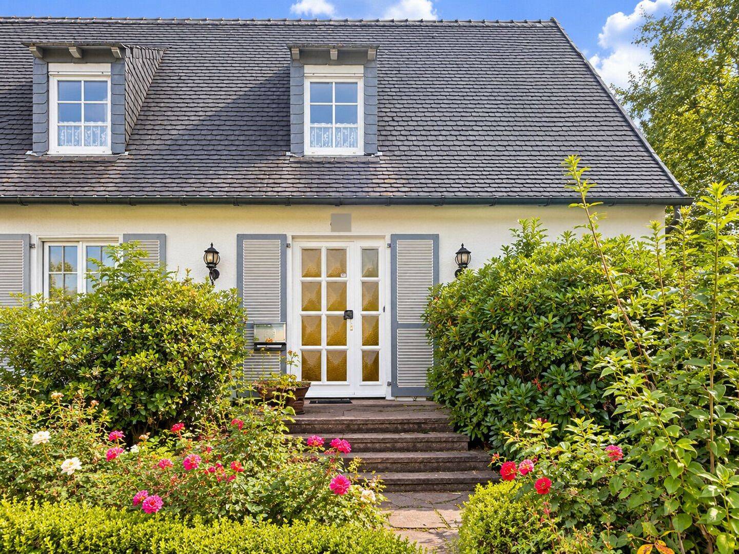 Großzügige Villa mit historischem Charme und verwunschenem Gartenensemble, 32105 Bad Salzuflen