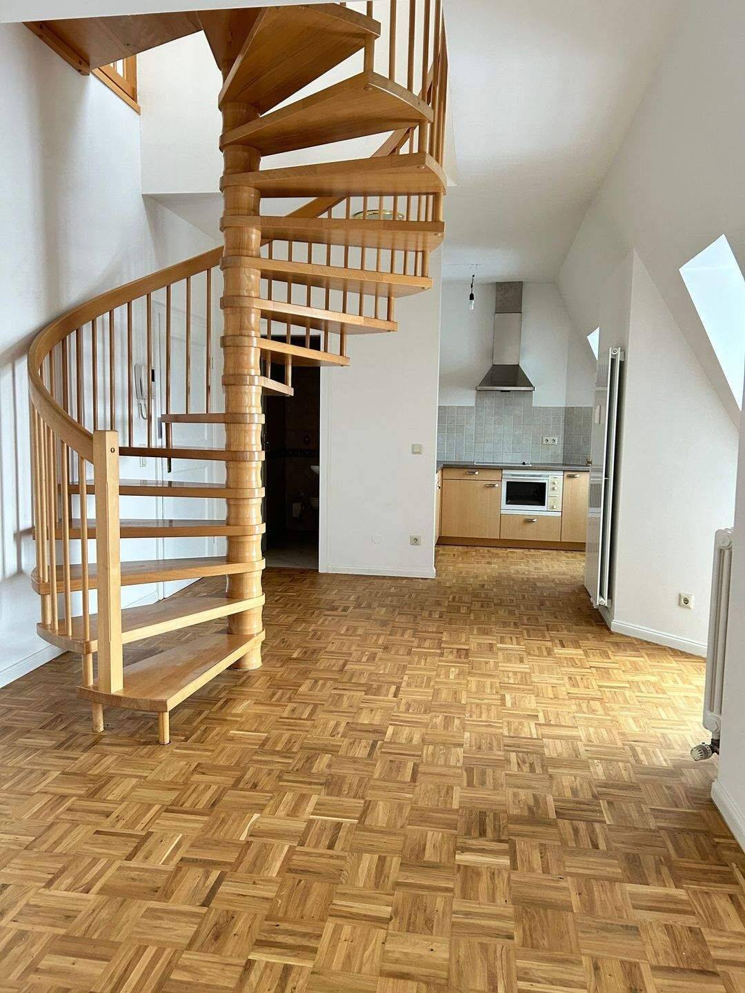 ATTRAKTIVE MAISONETTE-WOHNUNG IN HISTORISCHER STADT-VILLA MIT BLICK ÜBER GLAUCHAU, 8371 Glauchau
