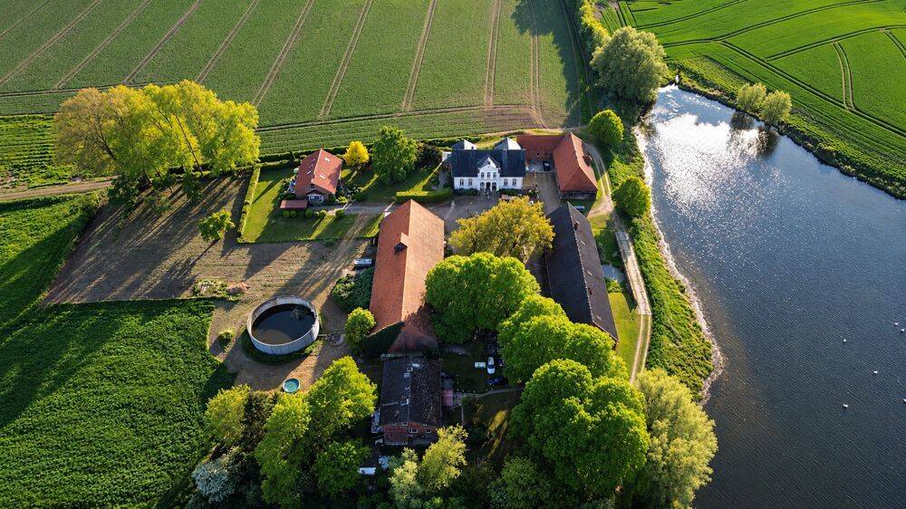 Reinfeld – Erstbezug: 4-Zimmer-Wohnung im EG eines historischen Gebäudes am Messingschläger Teich, 23858 Reinfeld (Holstein)