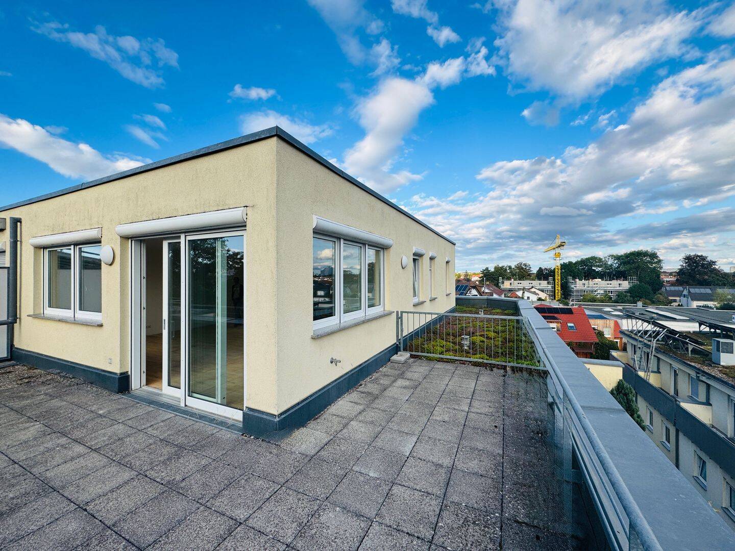 Helles 88 m² Penthouse in Stgt-Möhringen: 20 m² Dachterrasse, NEUE EBK, Parkett & el. Rolläden, 70567 Stuttgart (Möhringen)