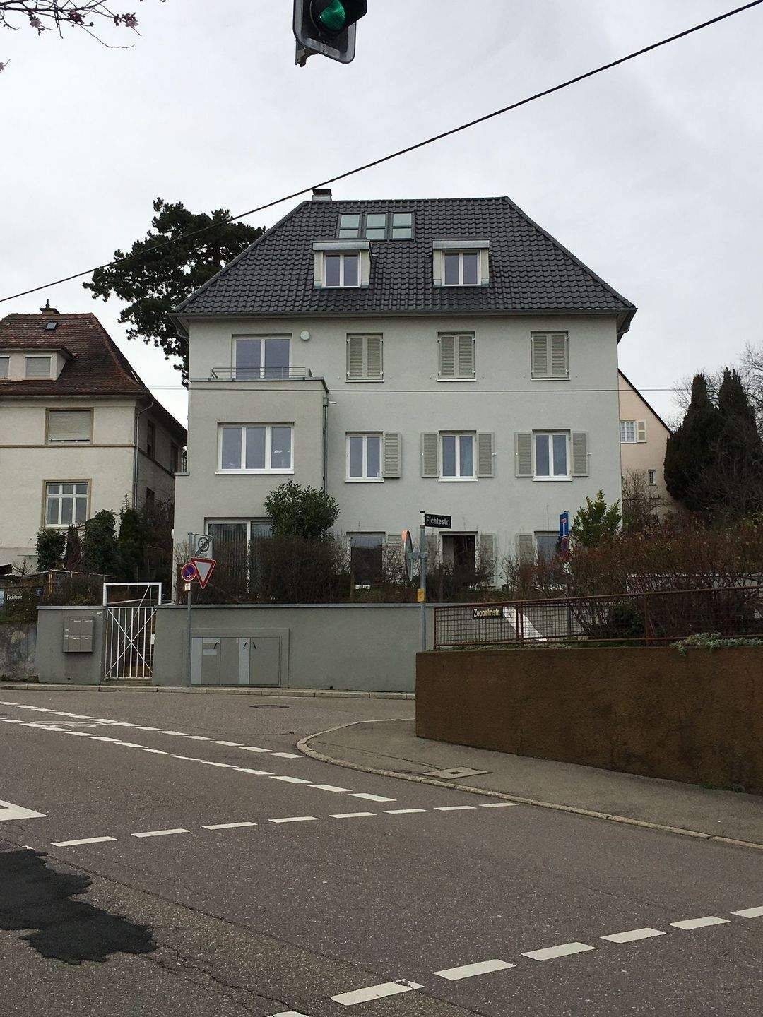 Helle top ausgestattete 2,5 Zimmer Wohnung DG in Halbhöhenlage mit Weitblick, Balkon und Garage, 70193 Stuttgart (Nord West)