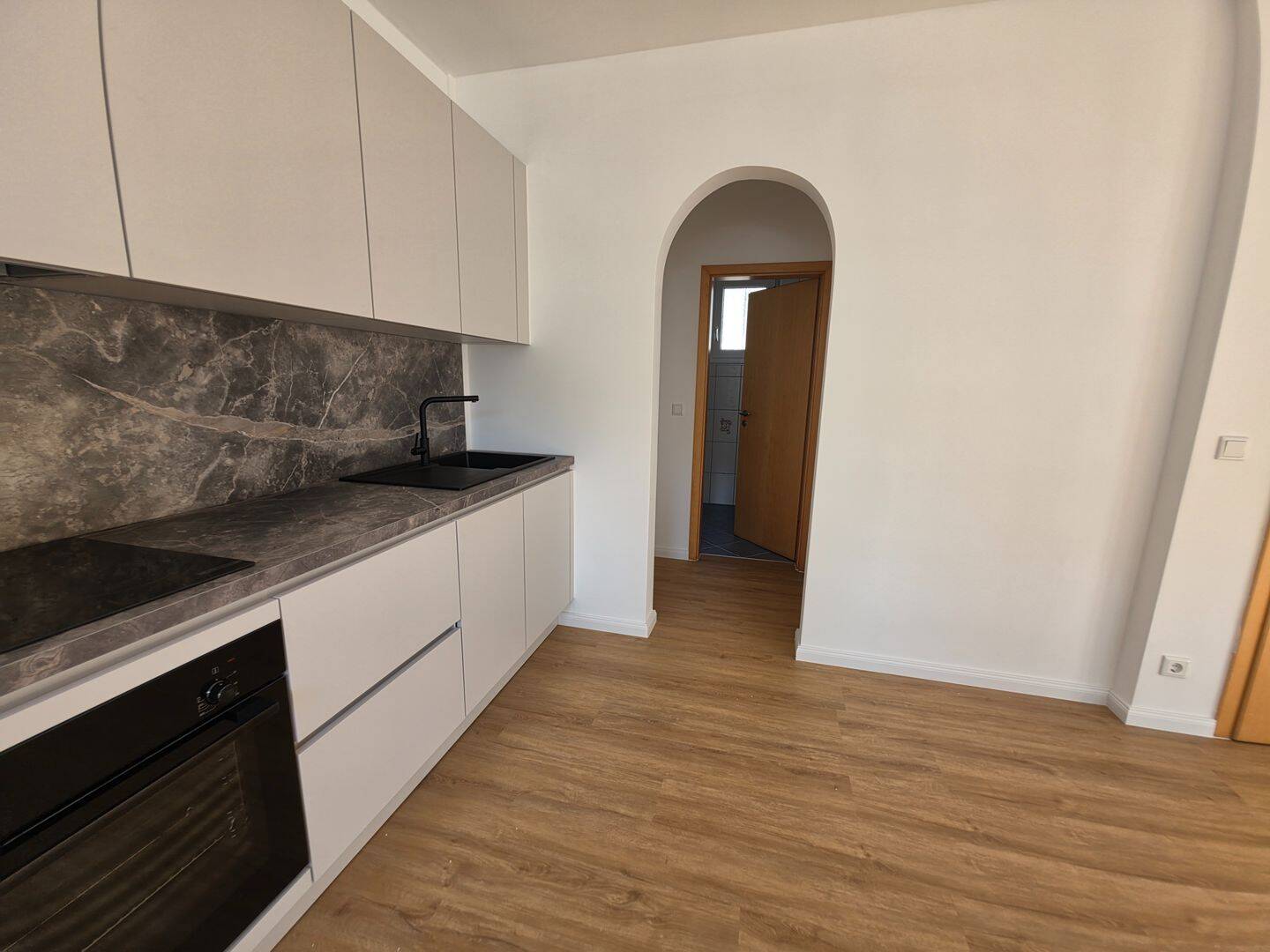 Erstbezug nach Sanierung: Moderne 1-Zimmer-Wohnung mit Einbauküche & Privatparkplatz, 90431 Nürnberg