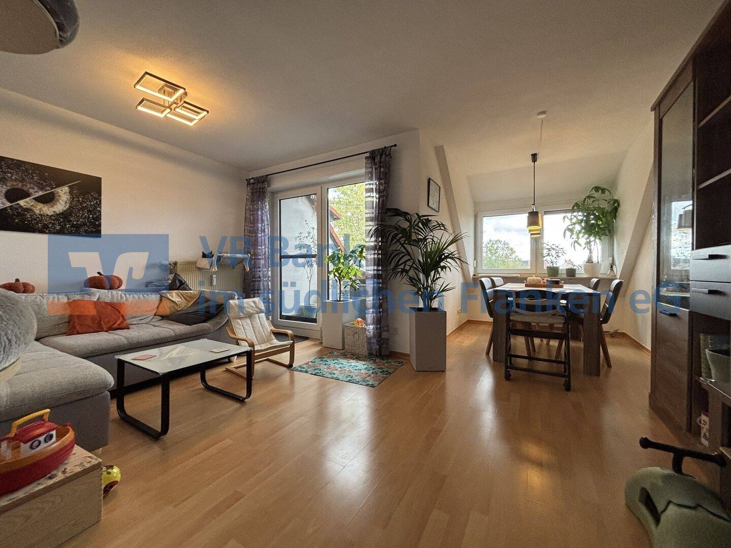 Helle 3-Zimmer-Dachgeschosswohnung mit Loggia und Garage, 91564 Neuendettelsau