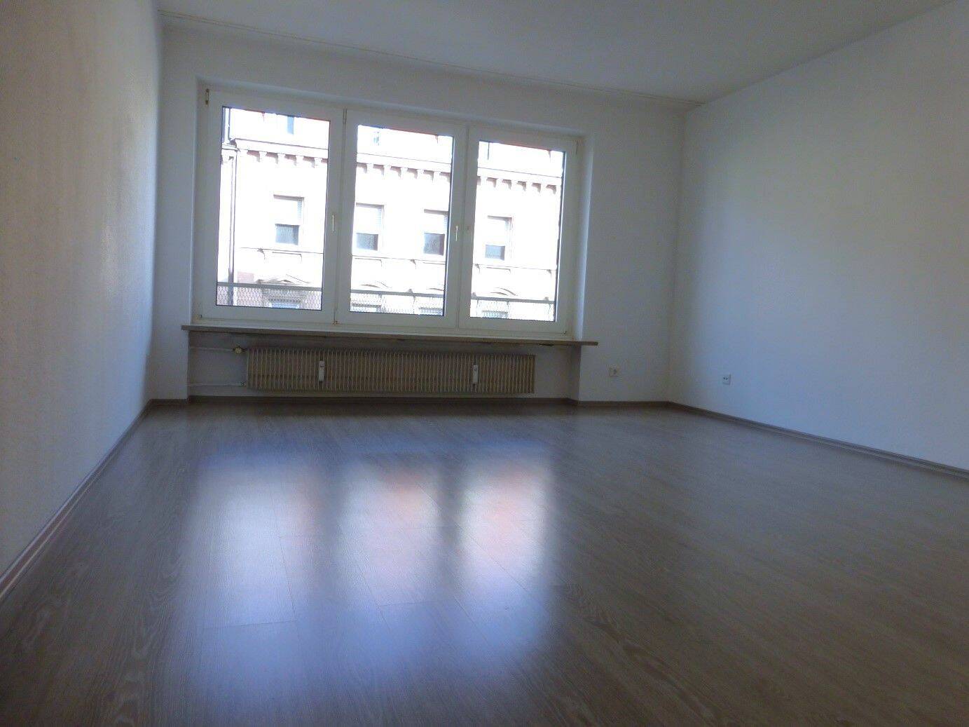 HEREINSPAZIERT! Pfiffige, helle 2 ZW (2. OG, ohne Lift) mit Balkon und Wannenbad in zentrumsnaher Lage unweit des Hauptbahnhofes., 90478 Nürnberg (Dutzendteich Gleißhammer Glockenhof Sankt Peter Zerzabelshof)