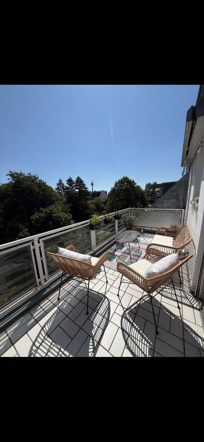 Wohnen nahe der Rheinallee: Moderne Dachgeschosswohnung mit großer Dachterrasse, 40545 Düsseldorf (Oberkassel)