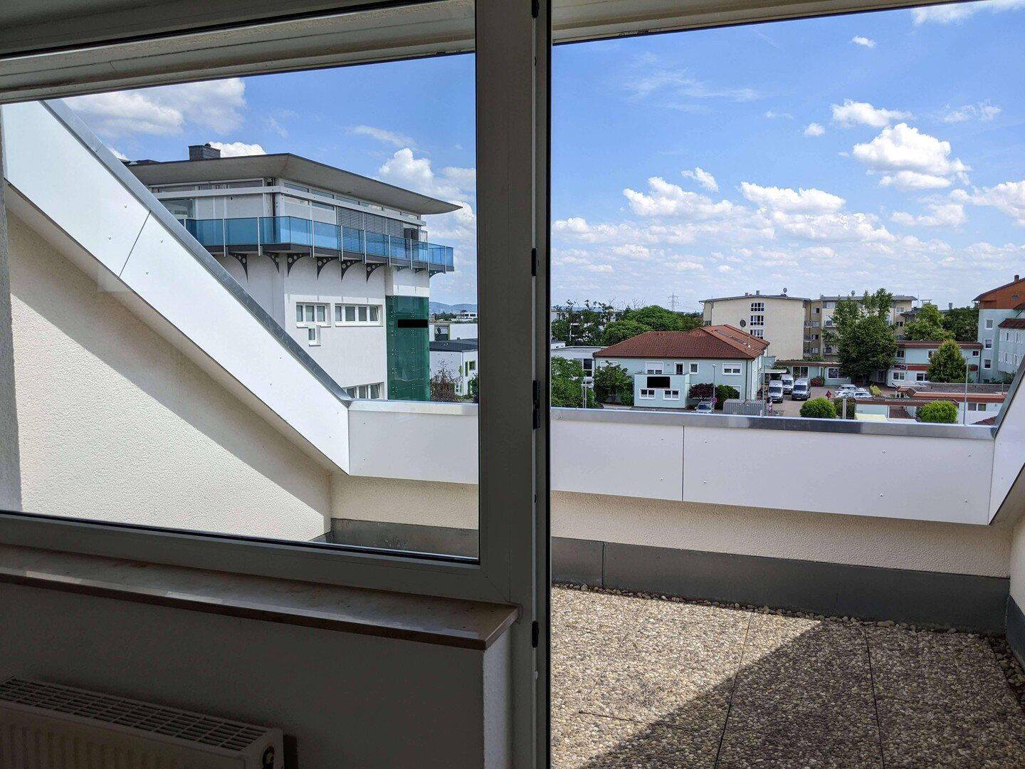 Helle Dachgeschosswohnung mit Dachterrasse und Tiefgaragenstellplatz, 68782 Brühl