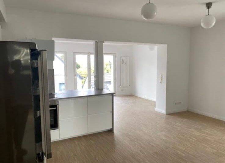 Helle Wohnung mit offenem Wohnbereich und großem Badezimmer, 60487 Frankfurt am Main (Bockenheim Hausen Rödelheim Westend-Süd)