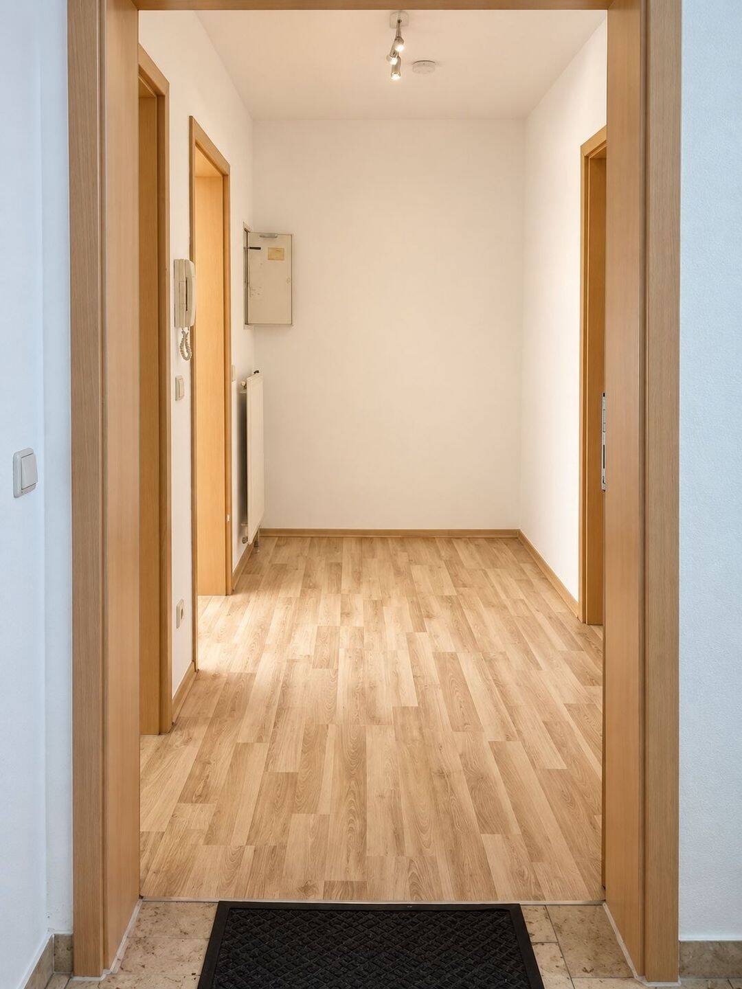 Helle 2-Zimmer-Wohnung mit großem Balkon, Einbauküche & Stellplatz in Plattling, 94447 Plattling