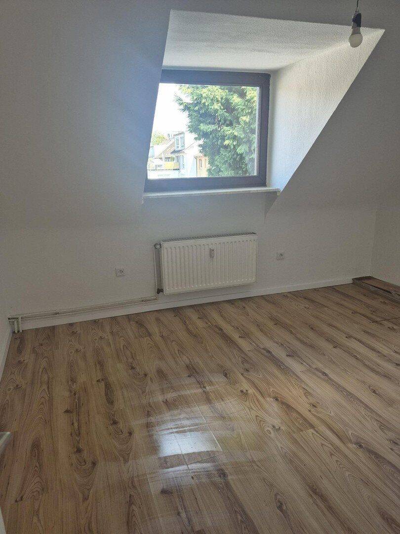 Frisch renoviert: 3,5 Zimmer mit Platz fürs Homeoffice in Duisburg-Meiderich, 47137 Duisburg (Mittelmeiderich Obermeiderich Untermeiderich)