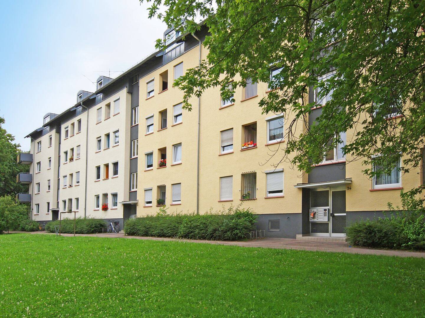 Attraktive und helle 4-Zimmer-Dachgeschosswohnung, 70376 Stuttgart (Bad Cannstatt Burgholzhof Münster Zuffenhausen)