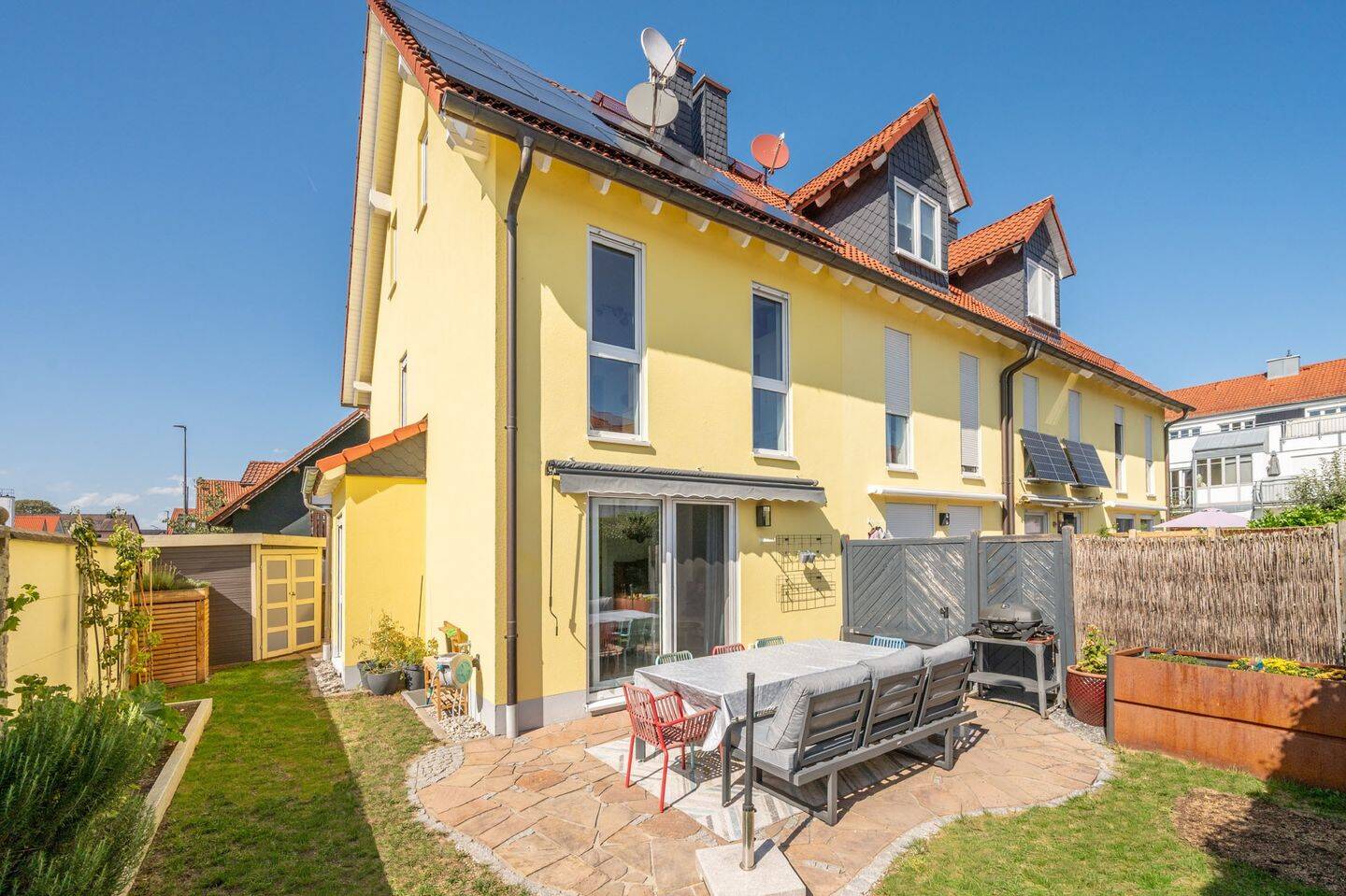 AIGNER – Modernes Reiheneckhaus mit Süd-West-Ausrichtung in Gilching, 82205 Gilching