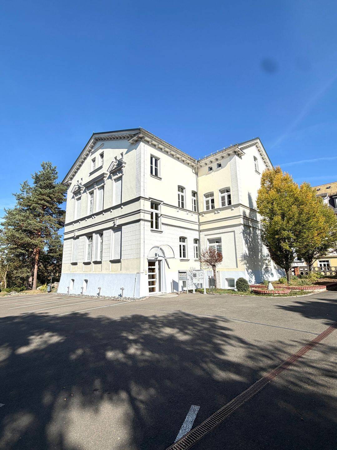 Helle 3-Zimmer-Dachgeschosswohnung in stilvoller Villa mit Klimaanlage & Stellplatz, 7551 Gera