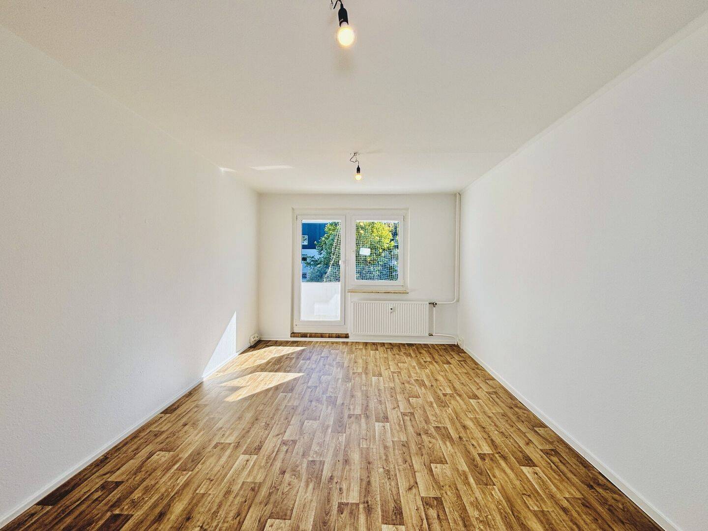 Frisch renovierte 4-Raum-Wohnung mit Balkon – optional mit Einbauküche, 7549 Gera (Debschwitz Lusan Röppisch)