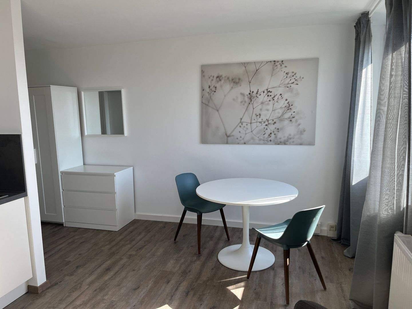 Business-Wohnen – Neu und sehr geschmackvoll möbliertes 1 Zimmer-Appartement im 7. OG mit Aufzug, TG-Stellplatz optional, 90762 Fürth (Innenstadt)
