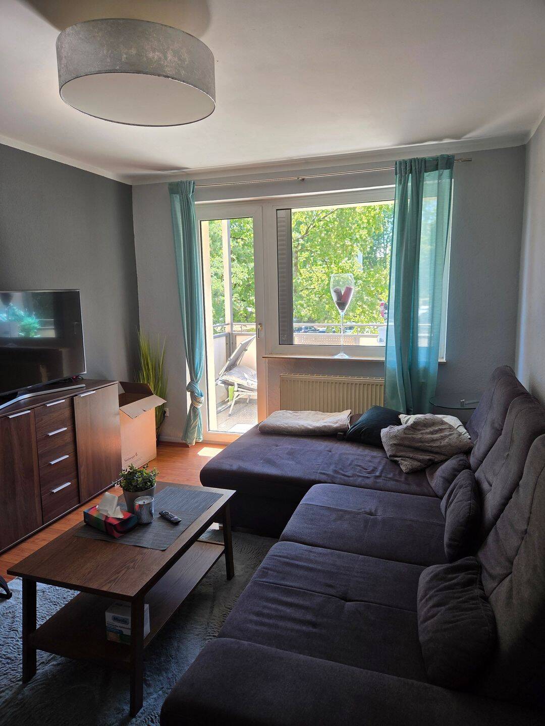 Gemütliche, voll möblierte befristete 2-Zimmer-Wohnung mit Balkon – super zentral! (15 Min zum Hbf / Flughafen), 60528 Frankfurt am Main (Niederrad Sachsenhausen Schwanheim)