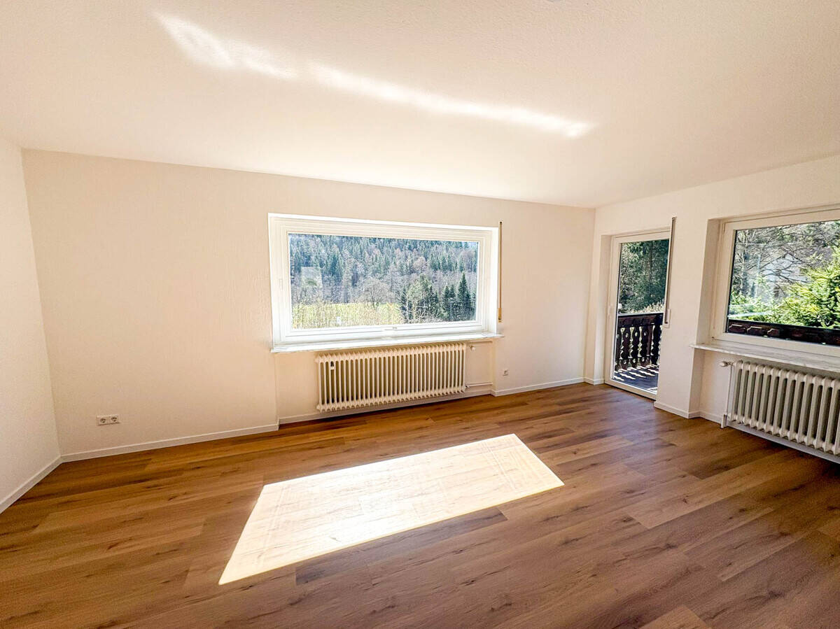 Frisch renovierte, großzügige Wohnung mit 3 Balkonen & Traumblick in ruhiger Lage, 75323 Bad Wildbad