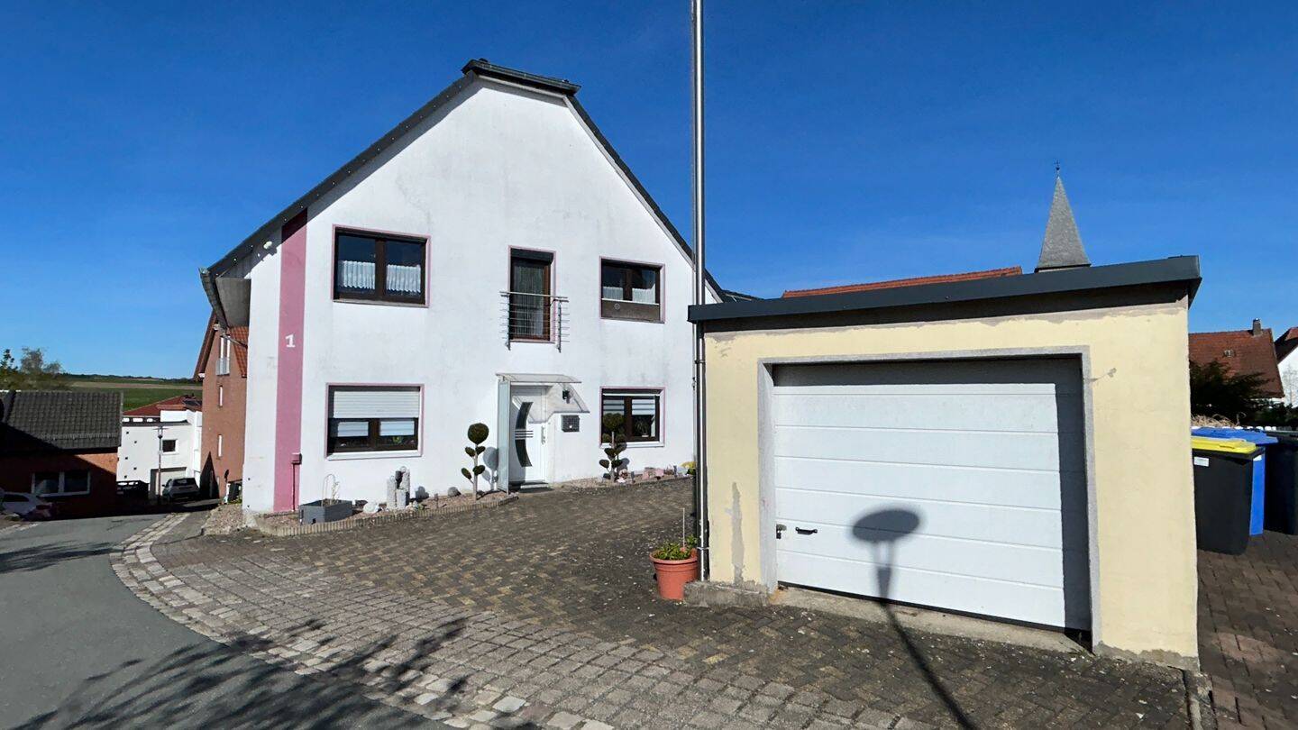 Großzügiges Wohnhaus mit Wintergarten, Garten und Garage in Bonenburg, 34414 Warburg