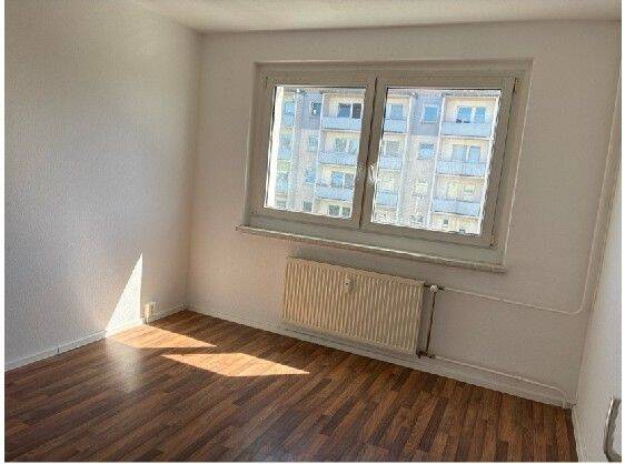 **2 Raum mit Balkon in ruhiger Lage im 3. OG ** Einbauküche möglich**, 8529 Plauen