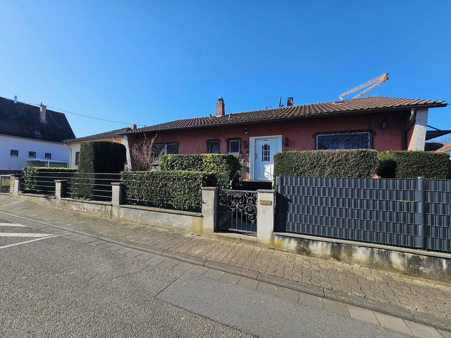 Schönes Haus im Bungalowstil mit Garten und großer Garage, 55278 Undenheim
