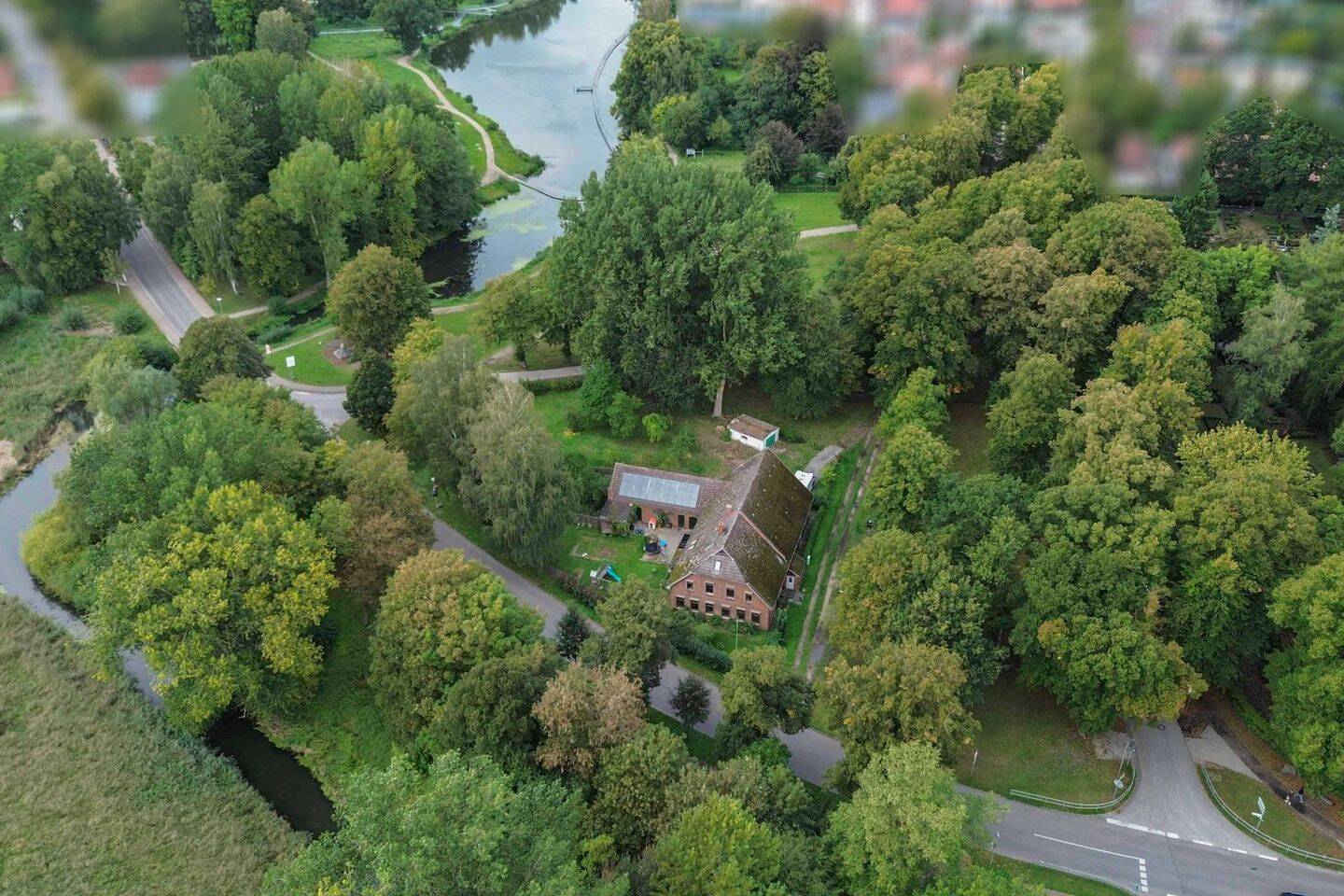 Städtisch wohnen ohne direkten Nachbarn: Platzgigant für Großfamilien in Rehna, 19217 Rehna