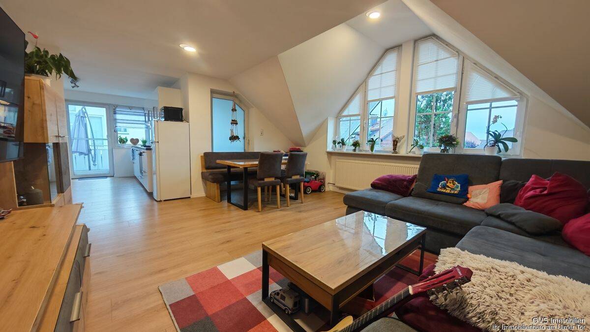 Moderne 3-Zimmer-Dachgeschoss-Wohnung mit Südwest-Balkon in Dettingen, 88451 Dettingen an der Iller