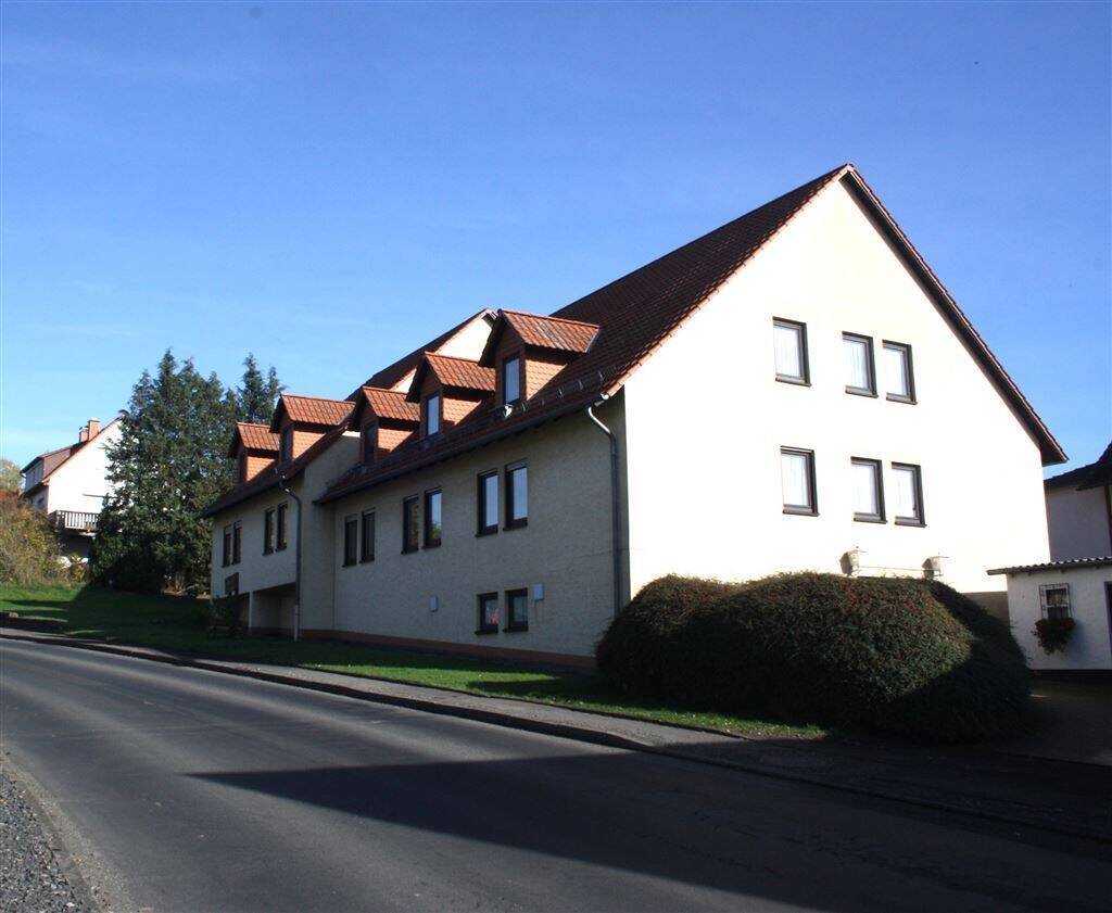 Vielseitiges Pensionshaus mit 15 Gästezimmern, Betreiberwohnung, Kegelbahn und Gasthaus mit Saal, 34320 Söhrewald