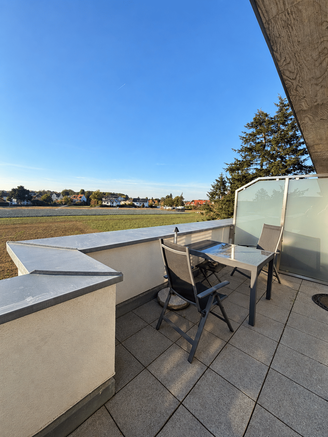 Lichtdurchflutete 3-Zimmer-Penthousewohnung mit großzügiger Dachterrasse und Carport, 90765 Fürth