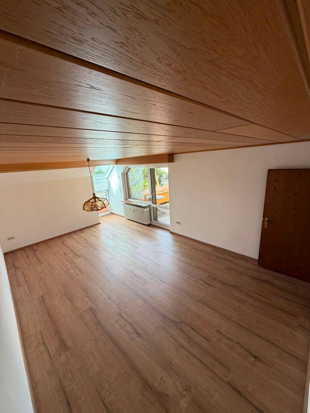 Großzügige 4-Zimmer-Wohnung mit großem Balkon & Tiefgaragenplatz, 95213 Münchberg