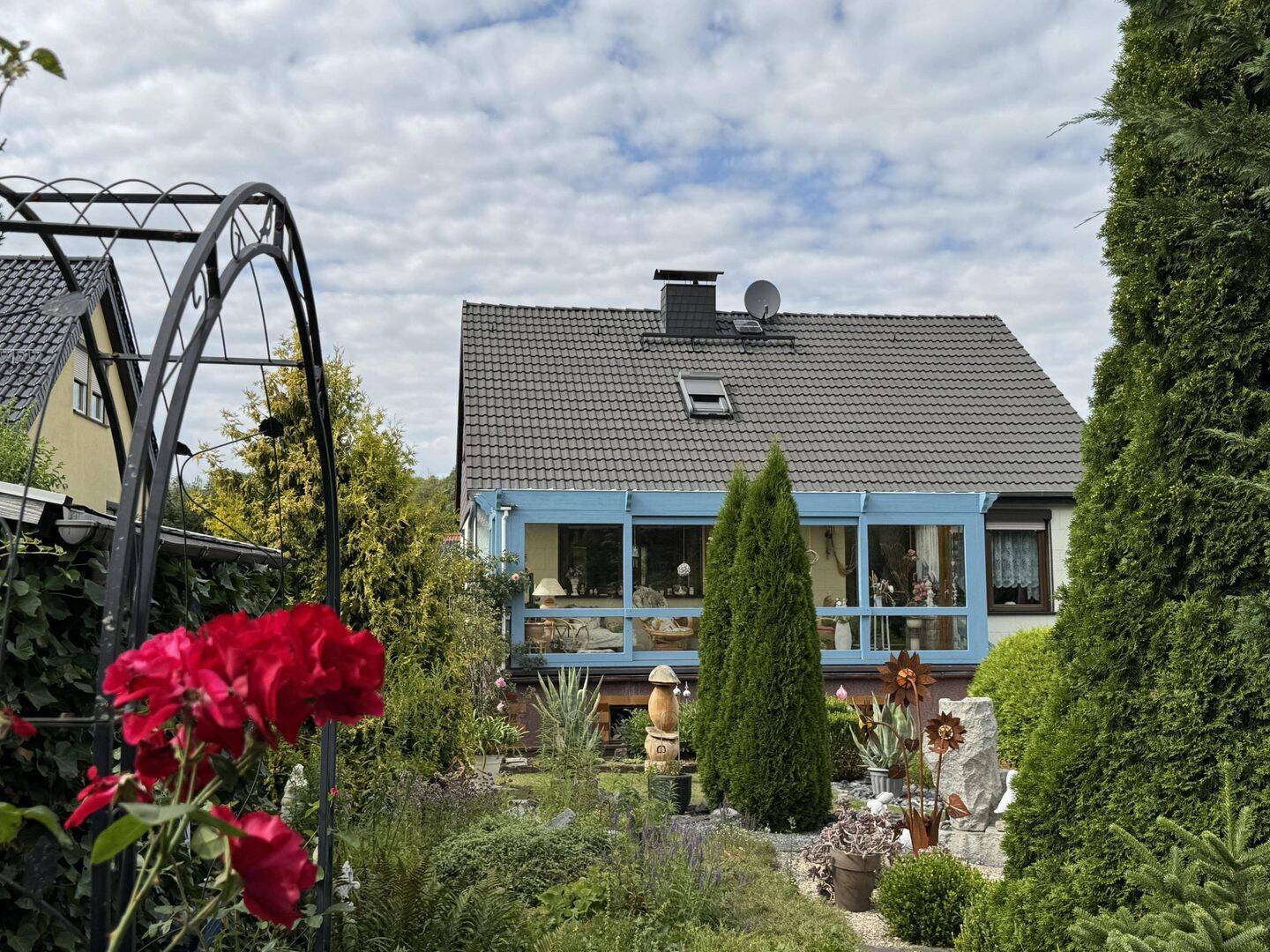 freistehendes Einfamilienhaus mit Garten, Garage, Partyraum und Wintergarten in bevorzugter Wohnlage, 99867 Gotha