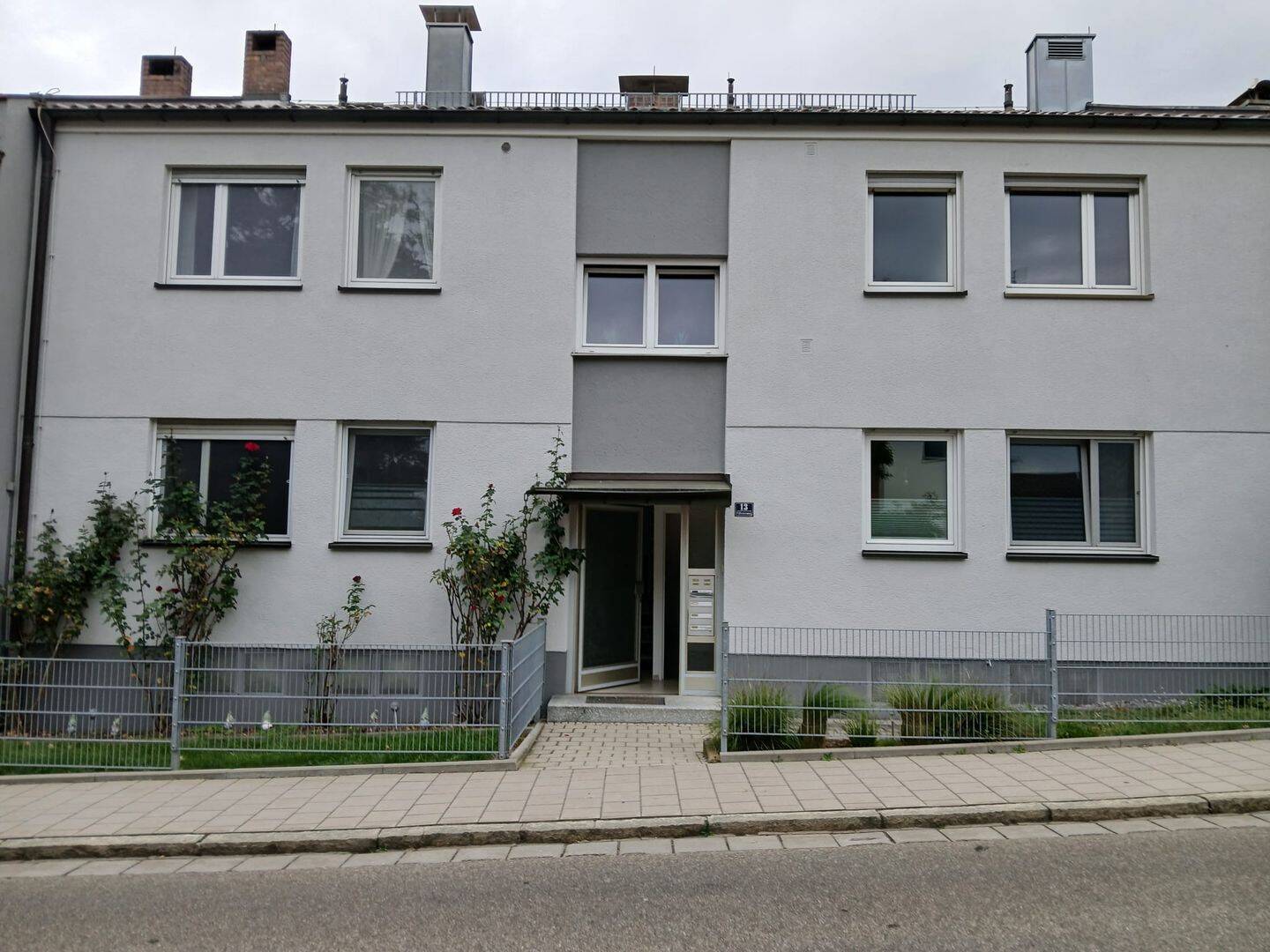 Ruhige renovierte Wohnung 1.Stock, 3 Zimmer mit Bad und Küche + Balkon + Stellplatz. Sofort einziehen. Keine Provision. Inkl Stellplatz., 92318 Neumarkt i.d. OPf.