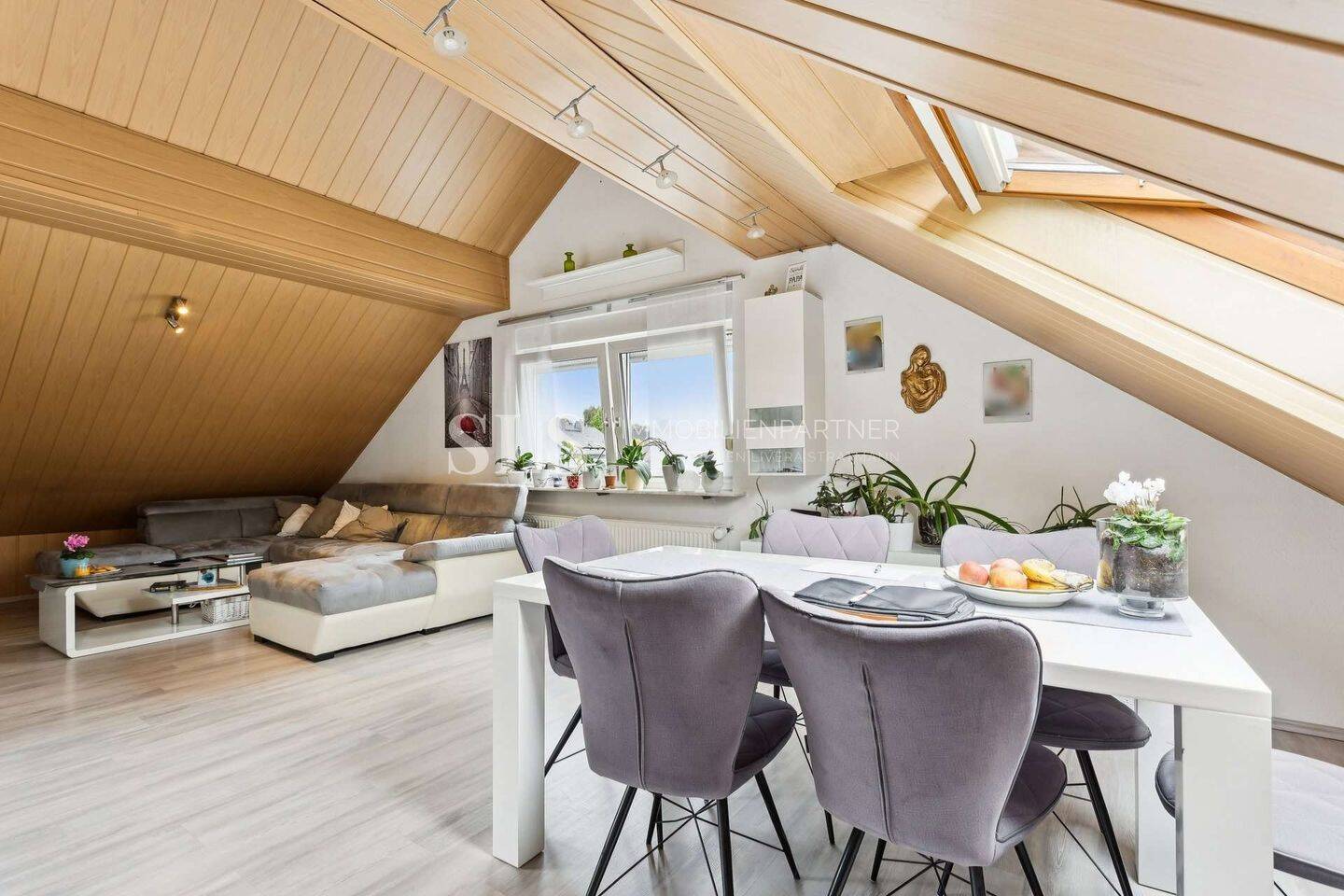 Großzügig geschnitten mit Loggia – Dachgeschosswohnung in begehrter Lage, 44229 Dortmund