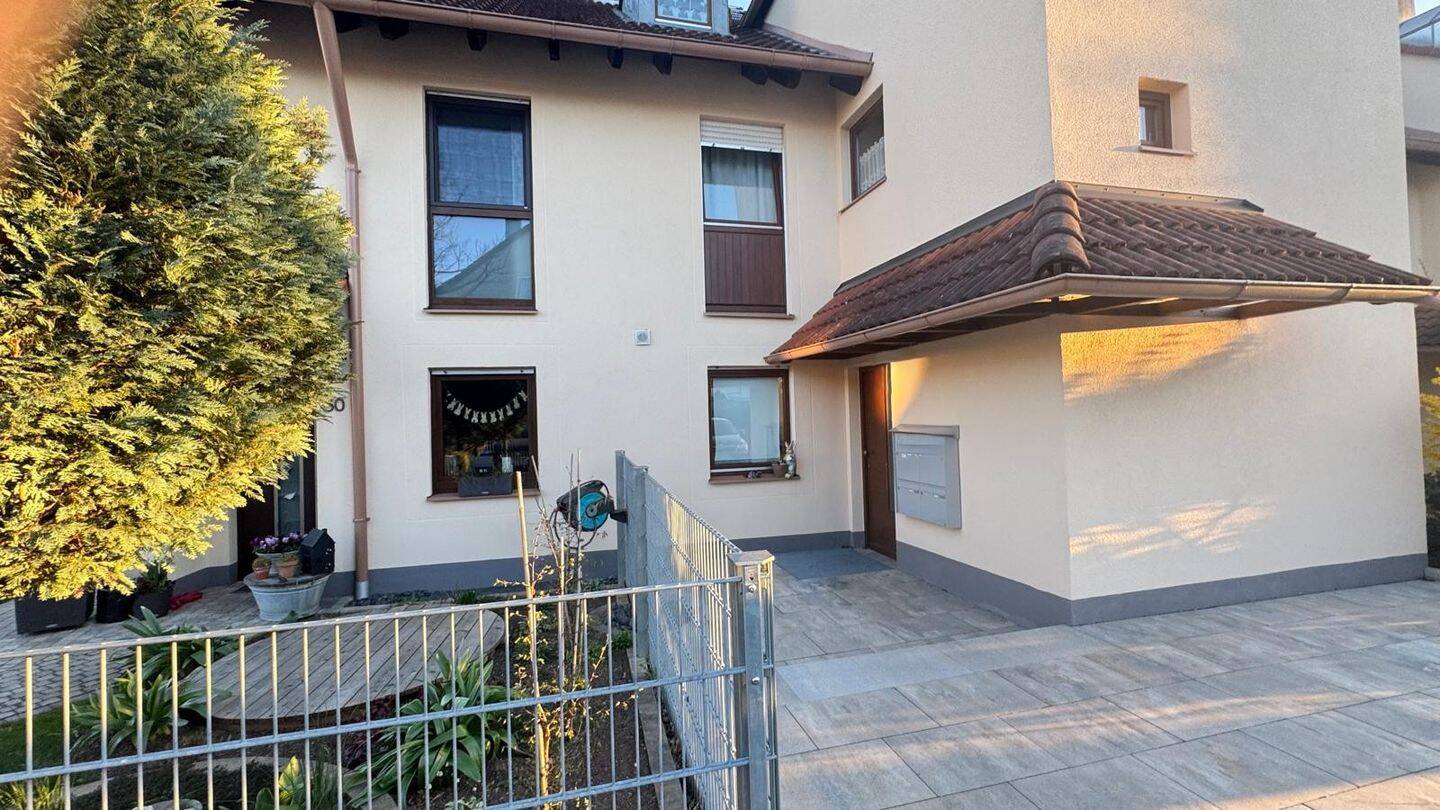 Attraktive Maisonette Wohnung im Reihenhausstil mit Garten und Tiefgarage, 90455 Nürnberg